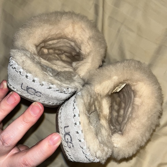 Ugg Aira Sunshine Perf Slippers in Seal, women’s size 6 - Picture 12 of 16